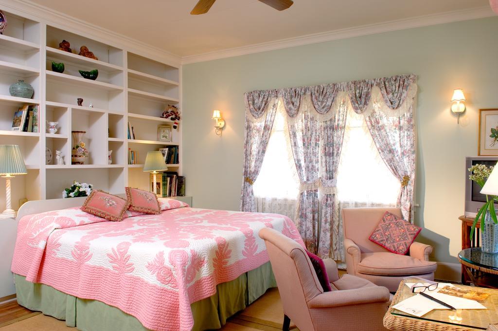 The Historic Wailuku Inn Maui Room photo